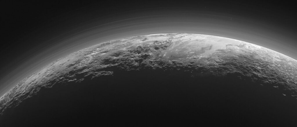 O semnătură chimică necunoscută a fost detectată pe Pluto și pe Titan