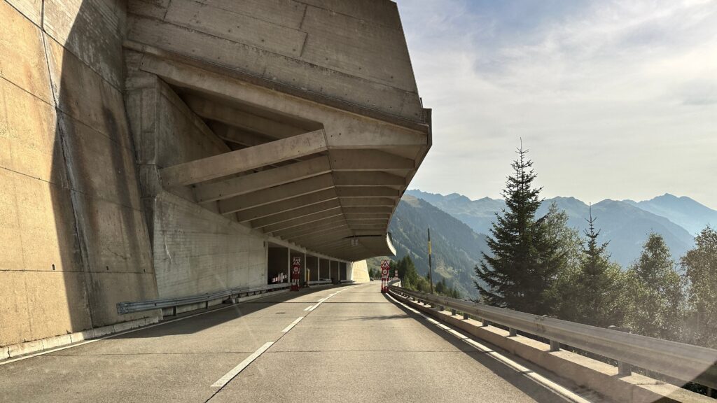 Ce țări străbate cel mai lung și mai adânc tunel feroviar din lume?