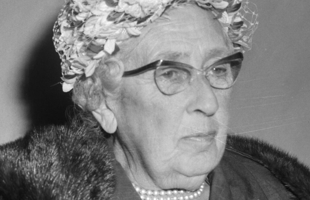 Ce făceau Agatha Christie, Ernest Hemingway, Stephen King sau Harper Lee înainte să scrie cărțile care au intrat în istorie