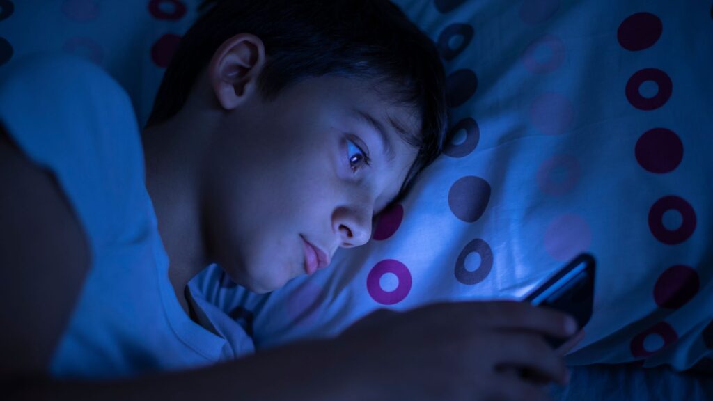 Copiii care intră pe rețelele sociale la 11-12 ani obțin rezultate mai slabe la școală