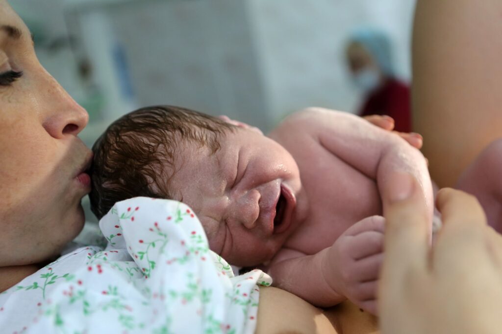 Nașterea „ideală” și limitele sistemului medical: două moașe cer schimbarea culturii din maternități