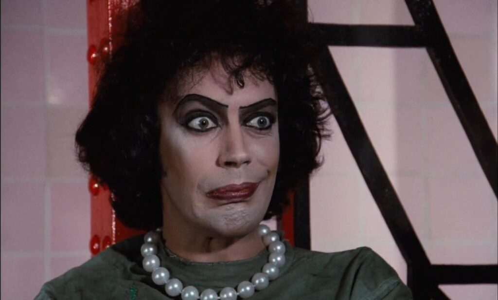 Tim Curry, actorul care a făcut din personaje imposibile roluri de neuitat