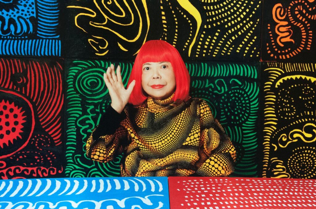 Yayoi Kusama, artista care a transformat halucinațiile într-un imperiu artistic global