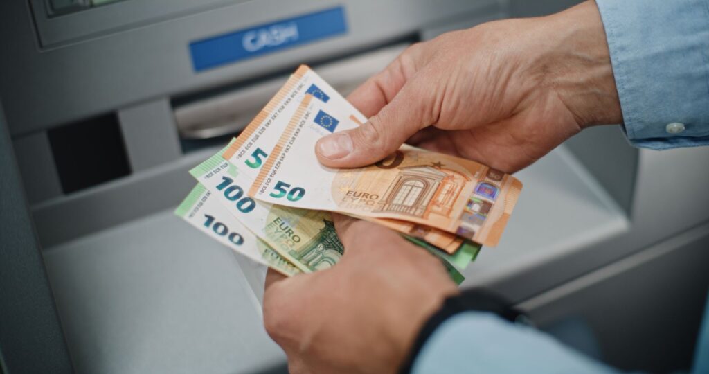 Mare atenție la bancnotele false! La ce să fii atent atunci când primești restul într-o localitate străină?