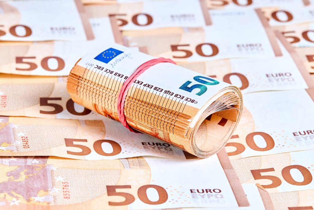 Tot mai mulți europeni preferă banii cash. Mai multe bancnote în circulație astăzi decât înainte de pandemie