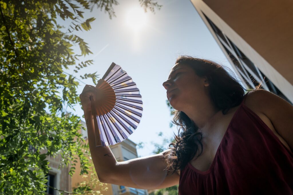 Căldura îți fură somnul? Cum poți dormi mai bine în nopțile caniculare