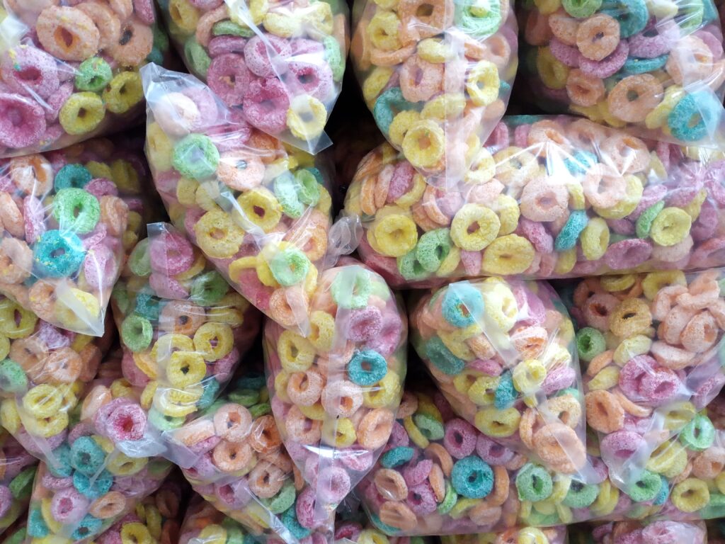 Vești bune pentru iubitorii de cereale cu lapte! O mare companie elimină coloranții artificiali și conservanții din produsele sale