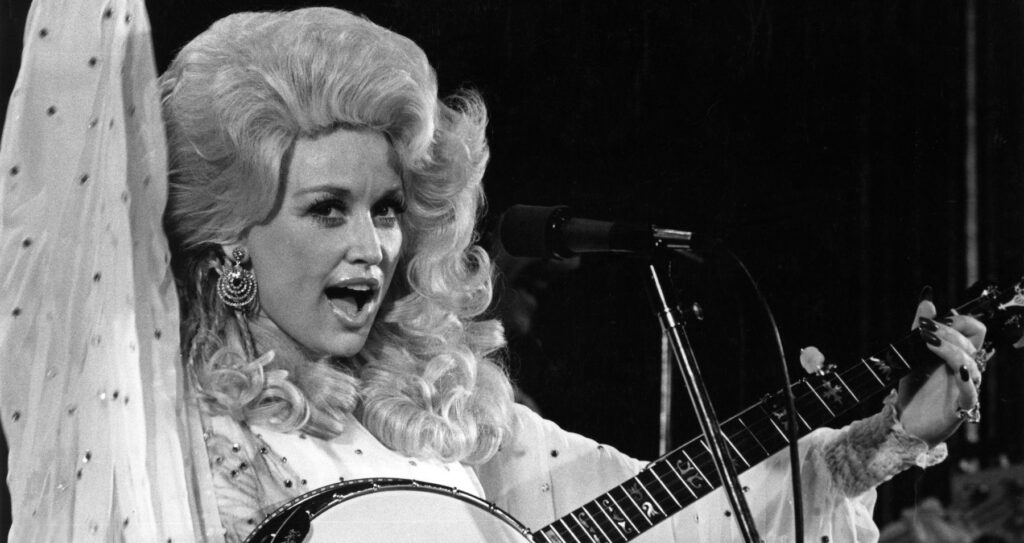 Dolly Parton, „Păpușa Blondă” a muzicii country: Cum și-a transformat imaginea publică într-o strategie de carieră