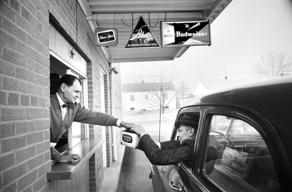 Cum a ajuns lumea să mănânce fără să coboare din mașină? Istoria neașteptată a restaurantelor drive-thru