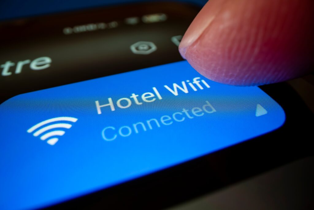De ce rețelele Wi-Fi din hoteluri și aeroporturi pot fi mai periculoase decât credem?