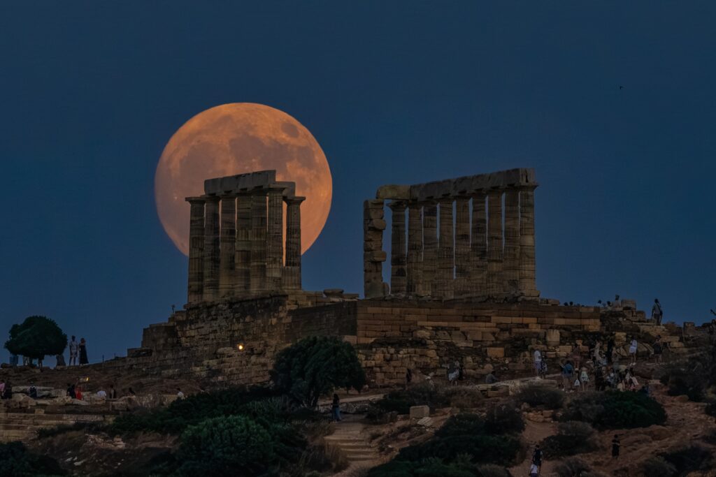 Luna Plină de la sfârșitul lunii august aduce o surpriză pentru turiștii care își petrec vacanța în Grecia