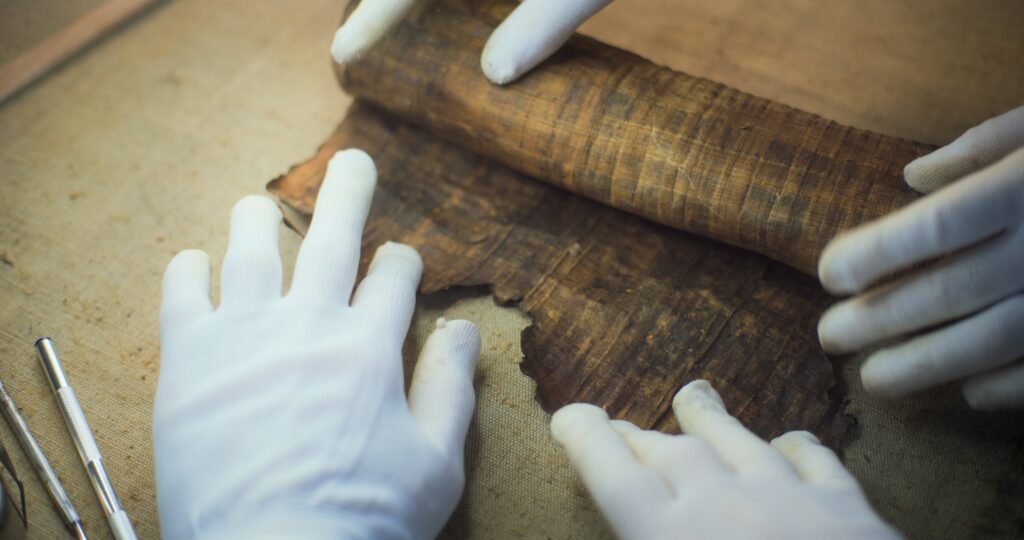 Un papirus carbonizat din Herculaneum a fost citit fără să fie desfăcut. Tehnologia care deschide biblioteca pierdută a Antichității