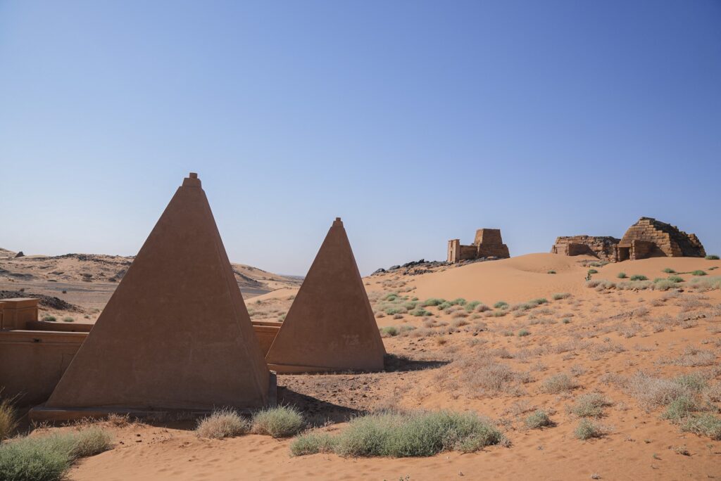 Piramidele din Meroe, unice în lume prin arhitectura lor, în pericol din cauza războiului din Sudan