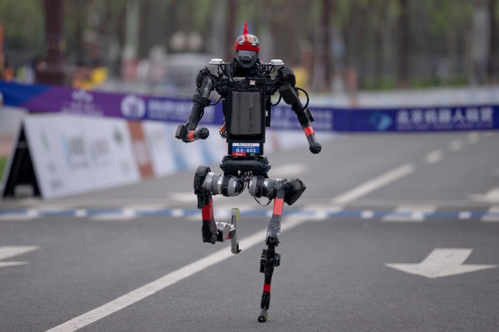 Un robot umanoid din China aleargă mai repede decât cel mai rapid om din lume