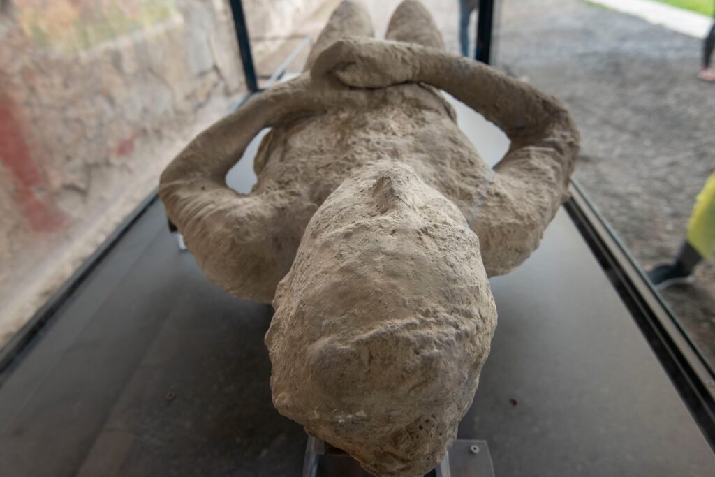 Erupția Vezuviului ar fi avut loc în august. Atunci de ce victimele din Pompeii purtau haine groase de lână?