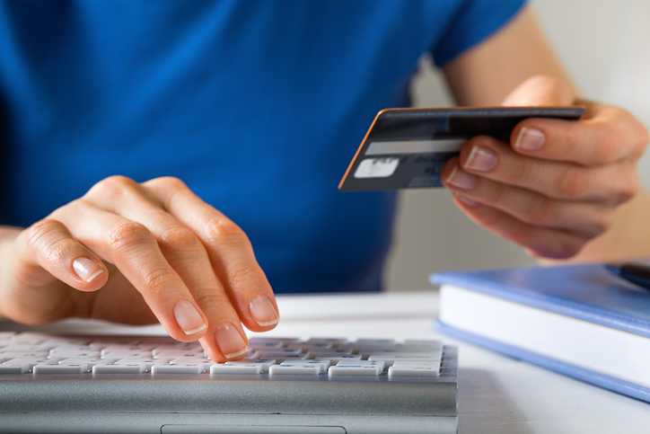 Card de credit sau credit de nevoi personale: ce aleg utilizatorii care au deja cont bancar (P)
