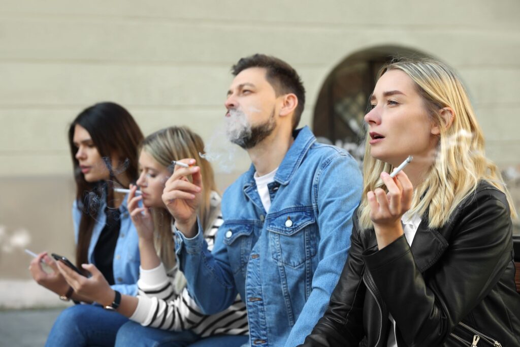 Mitul social al fumatului, demontat: un studiu leagă viciul de singurătate