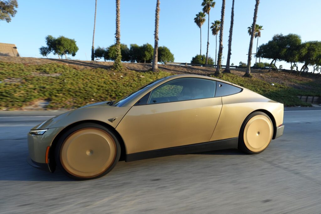 Tesla a lansat Cybercab, „mașina viitorului” fără volan sau pedale