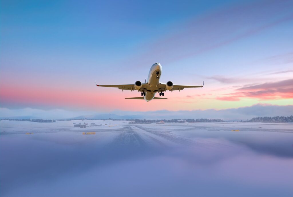 Prețul combustibilului scade, dar biletele de avion rămân scumpe