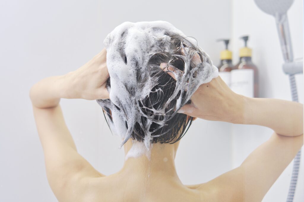 Este nevoie să-ți „detoxifici” scalpul? Când poate fi utilă o curățare în profunzime