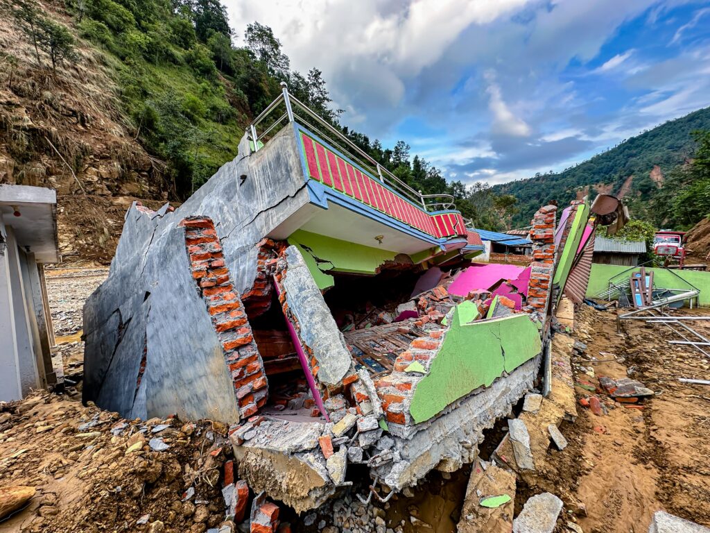O femeie a fost găsită în viață după 10 zile printre ruinele din Nepal