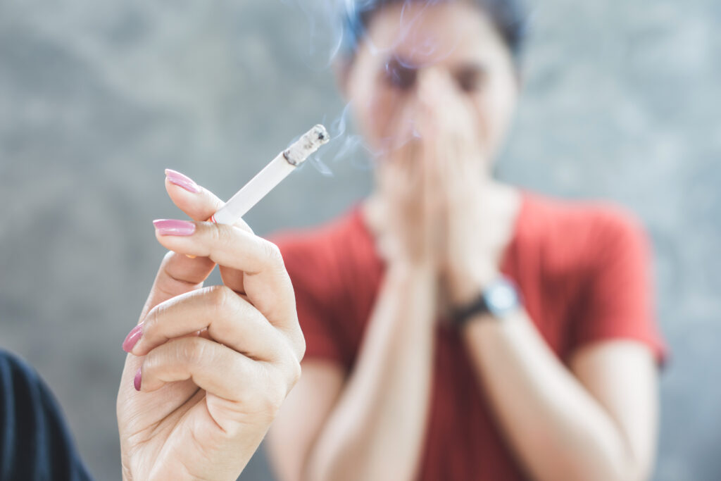 Ce este fumul secundar și de ce este mai periculos decât fumul inhalat de fumători?