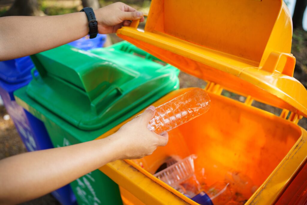 Greșelile banale care încurcă reciclarea. Ce nu trebuie aruncat în containerele pentru ambalaje