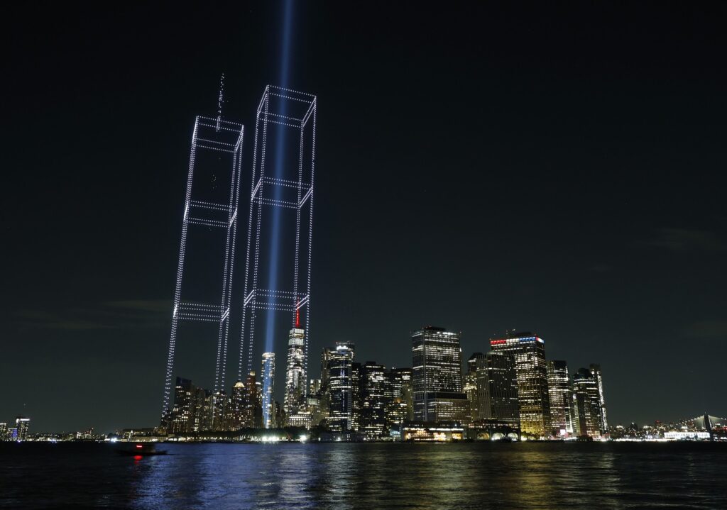 Turnurile Gemene, „reconstruite” la 25 de ani de la atentatele din 11 septembrie 2001