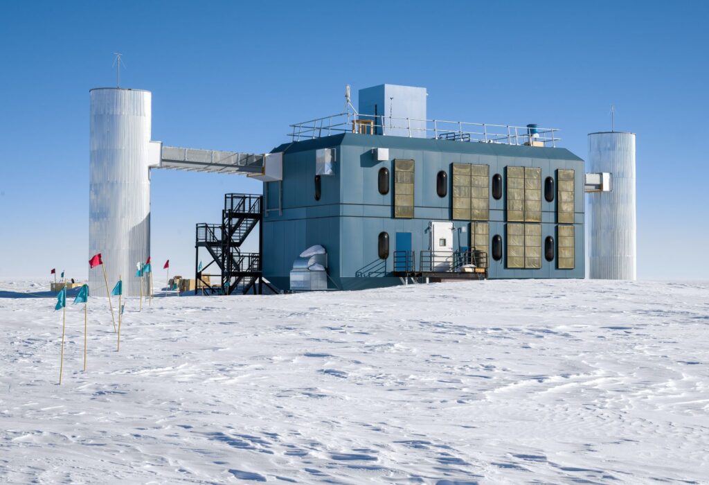 Telescopul ascuns în gheața Antarcticii care detectează „particulele-fantomă” ale Universului