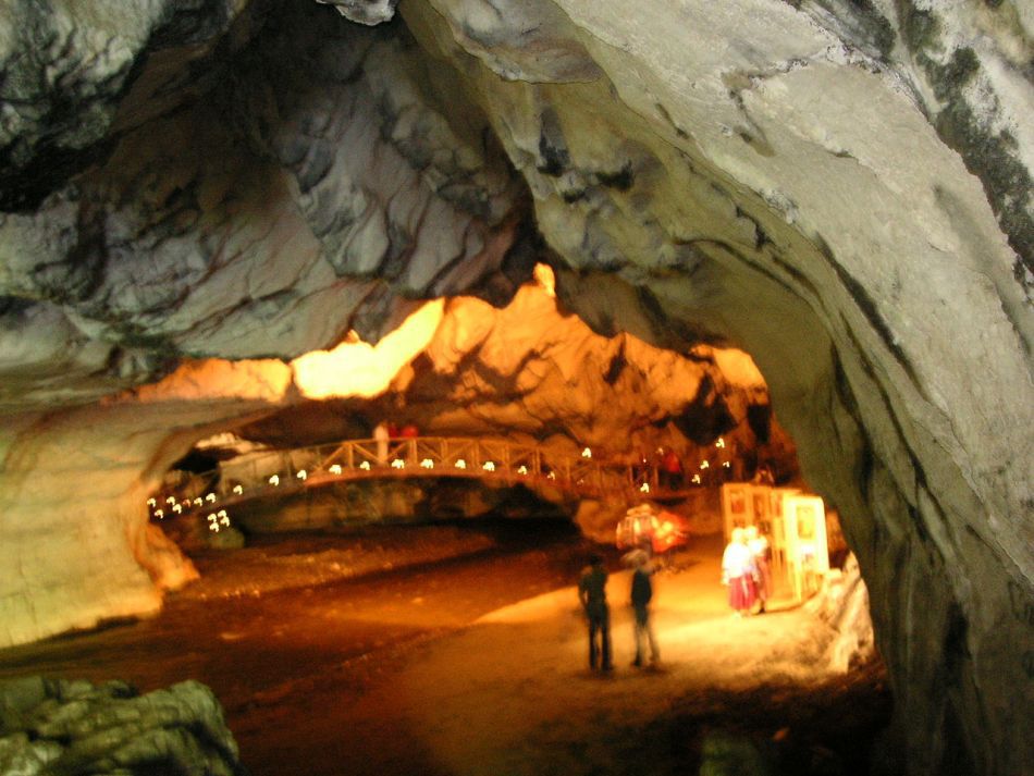 Peştera Bolii din Munţii Şureanu