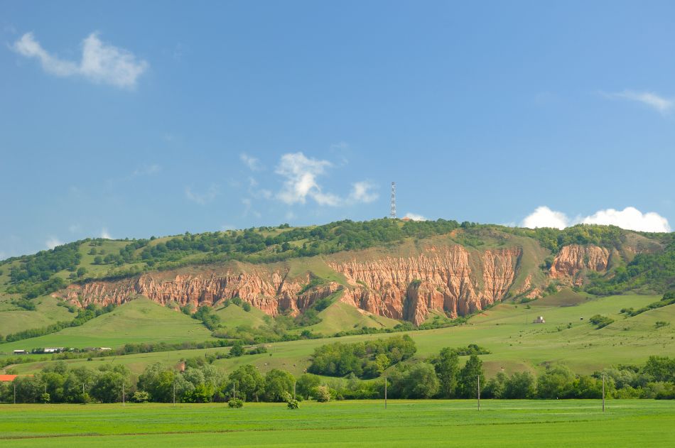 Râpa Roşie: apa a sculptat un deal întreg, transformându-l într-o operă de artă a naturii.