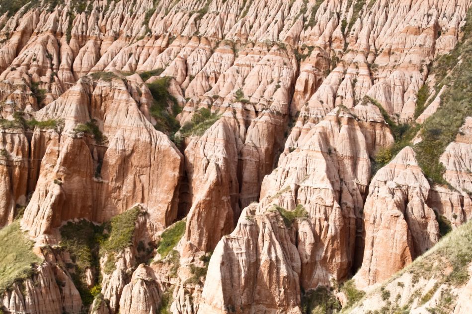 Piramide formate prin procesele de eroziune.