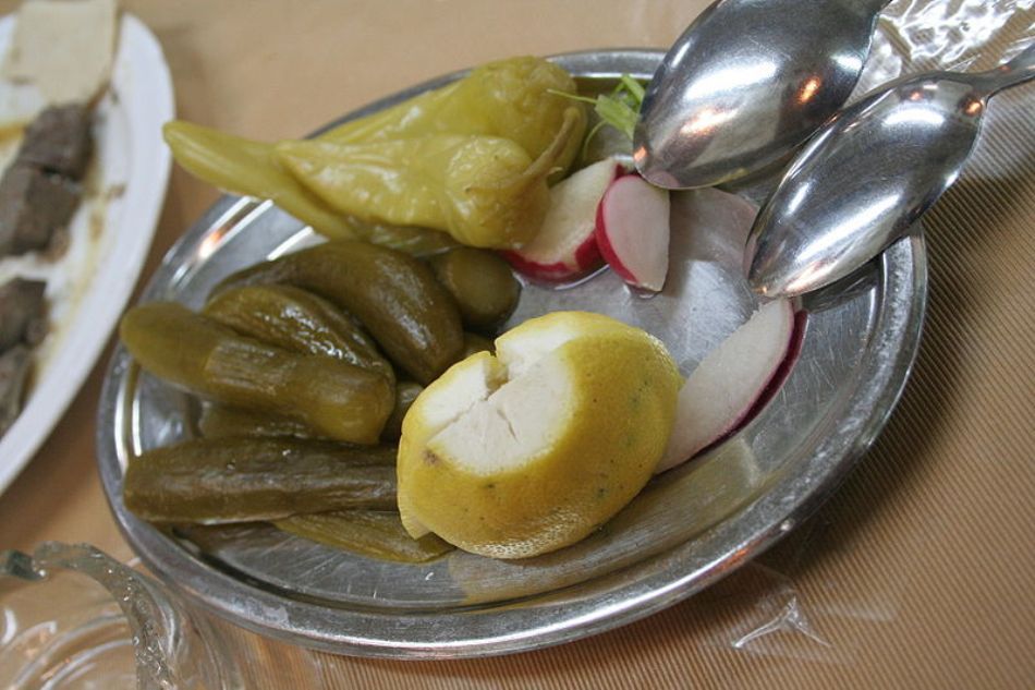  o farfurie de muraturi preparate dupa o reteta siriana