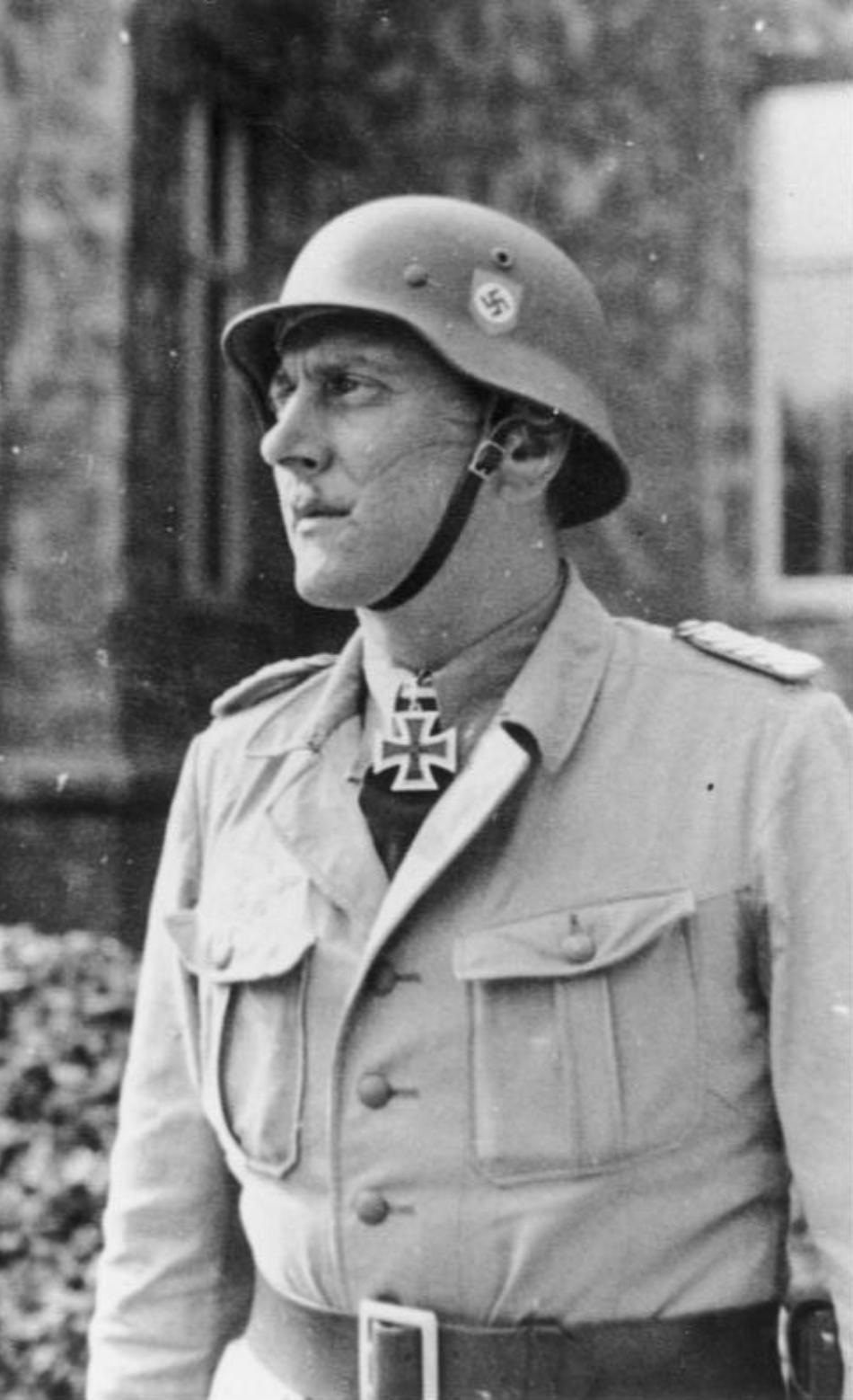 otto von skorzeny in uniforma