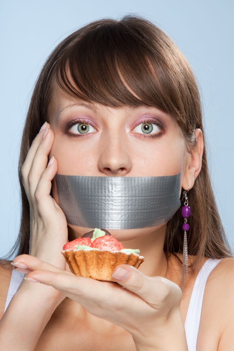 Женские эмоции. Эмоции человека. Закрыть рот. Заклеенный рот. Пенелопа крус с заклеенным ртом.