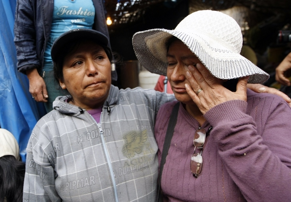 Două femei plâng de fericire după ce soţii lor au fost salvaţi