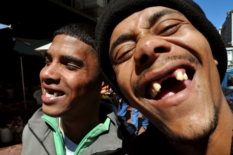 Oamenii din Cape Town preferă să îşi scoată dinţii din faţă pentru a fi mai atrăgători