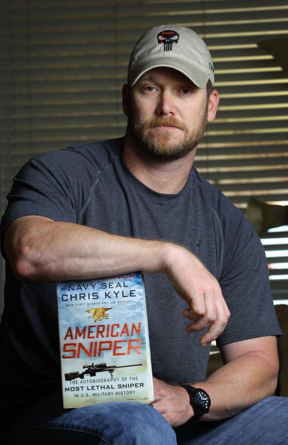  Chris Kyle cu propria carte autobiografică