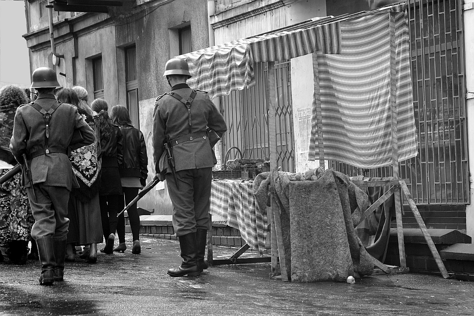 Soldaţi germani patrulând în timpul războiului