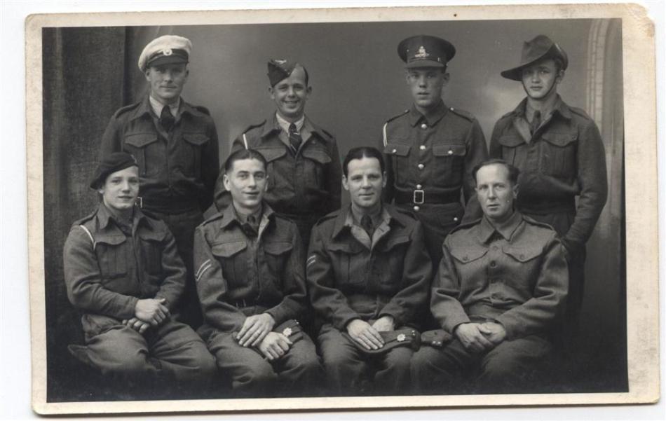 Fotografie de epocă cu Horace Greasley şi o parte din camarazii săi