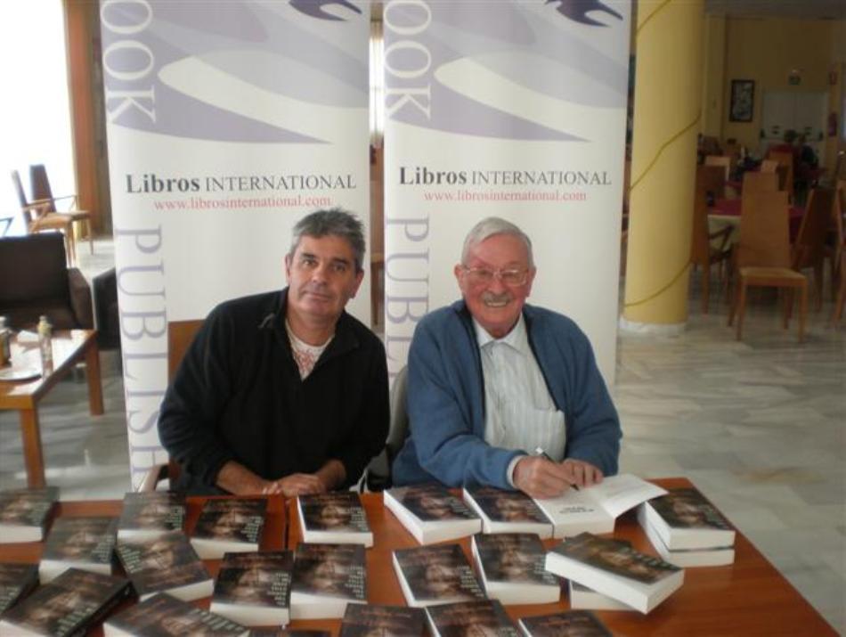 Horace Greasley şi scriitorul Ken Scott cu ocazia lansării cărţii sale autobiografice