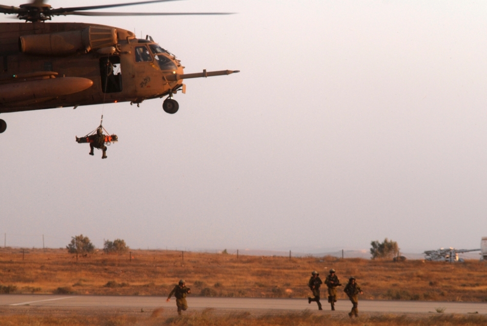 Trupele speciale de paraşutişti israelieni în timpul unei aplicaţii