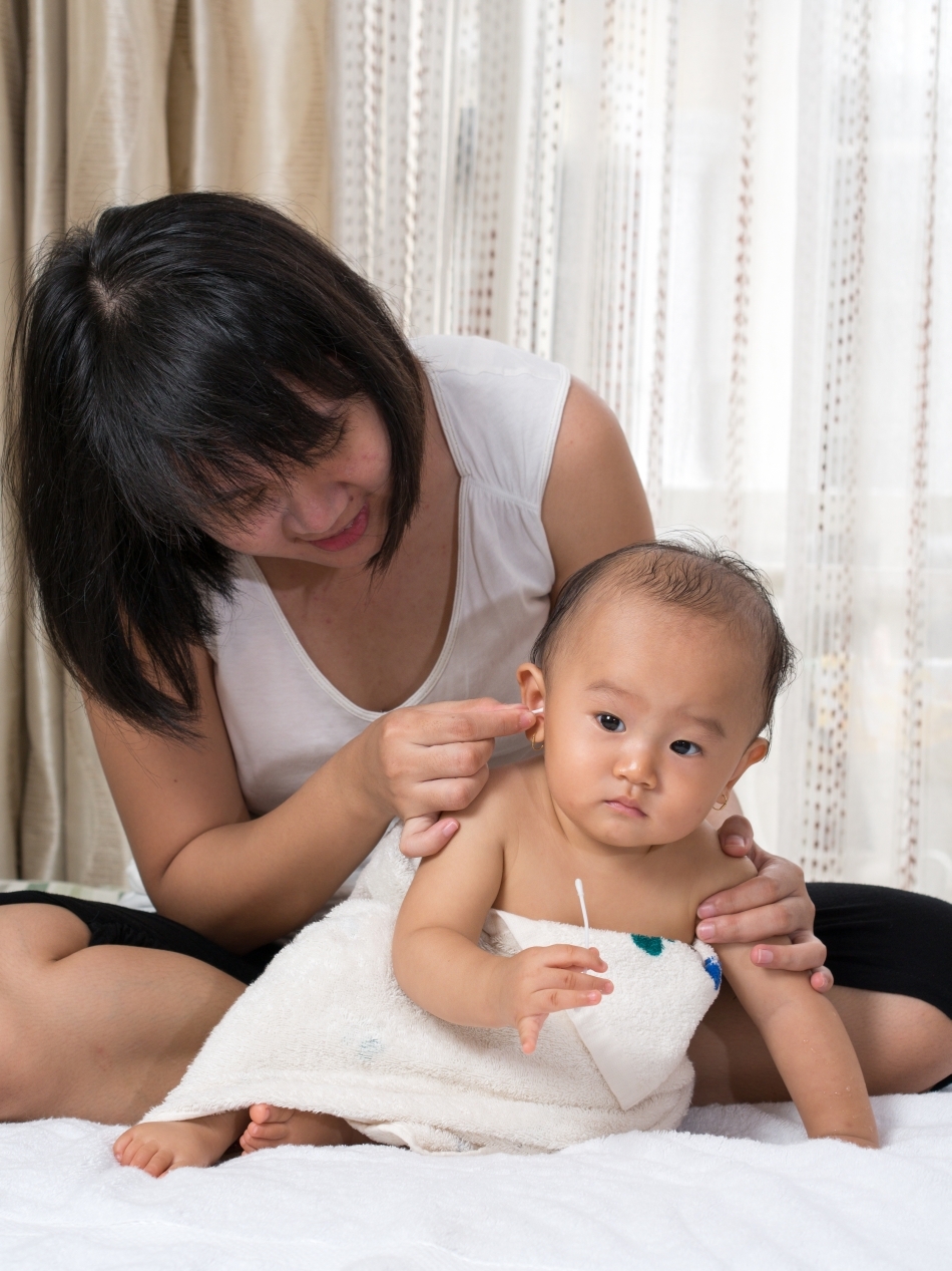 În loc să vă introduceţi beţişoare în urechi, specialiştii vă recomandă să ...ei bine... să nu faceţi nimic.