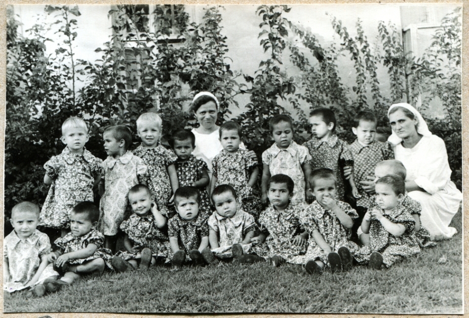 Fotografie din perioada sovietică, cu un grup de copii avari