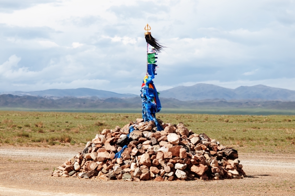 Un chorten, altar de tip budist , foarte frecvent în Mongolia şi Tibet