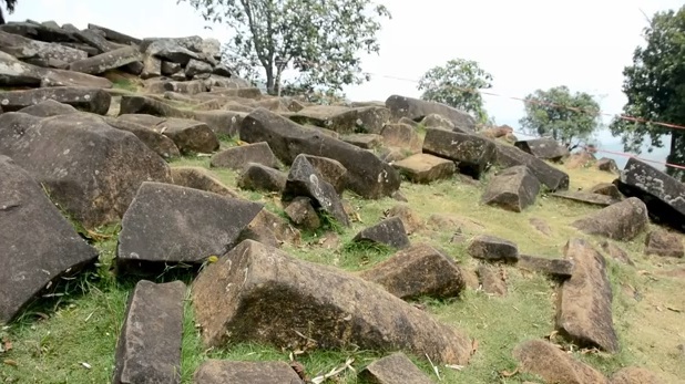 Analiza elementelor de carbon din acest ciment, descoperit la 8-10 metri în subteran, arată că materialul are o vechime de aproximativ 13.000 de ani.