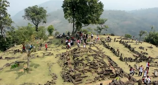 În subteran, construcţiile sunt poziţionate perfect pe axa est-vest, fiind prin urmare făcute de mâna omului.