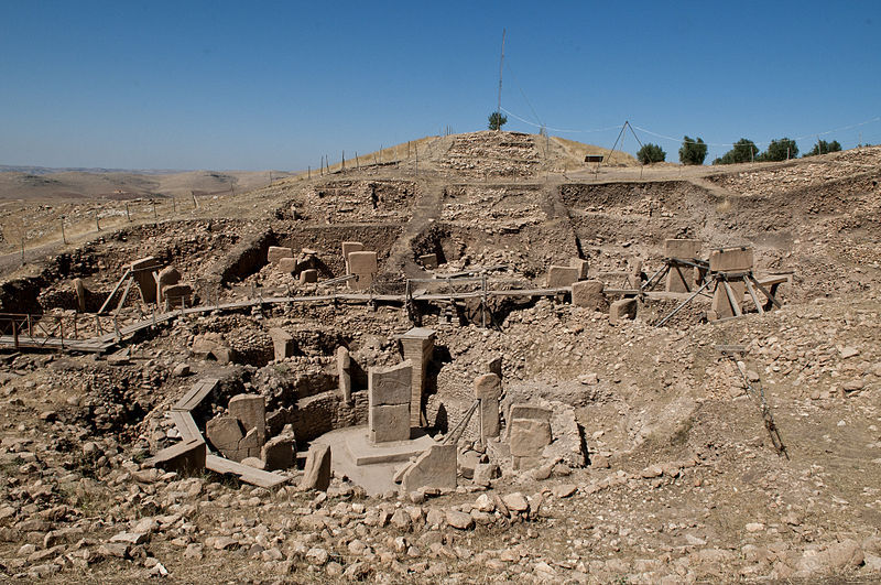 Gobekli Tepe este un alt deal construit de om, în sud-estul Turciei şi excavat de profesorul Klaus Schmidt, de la German Archaeological Institute.