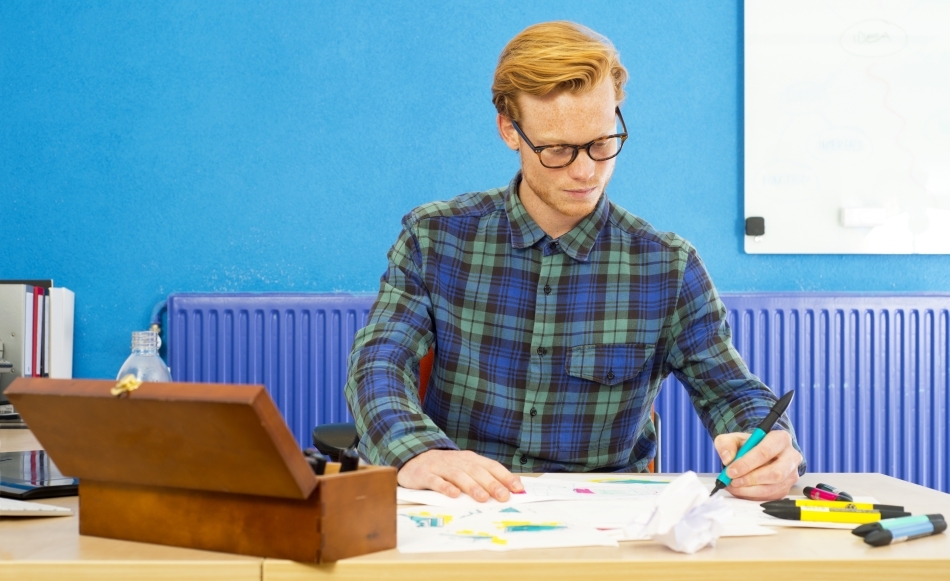 Persoanele mai puţin expansive şi mai „negativiste” produc, adesea, texte mai amuzante pentru caricaturi, decât perssoanele vesele şi senine.