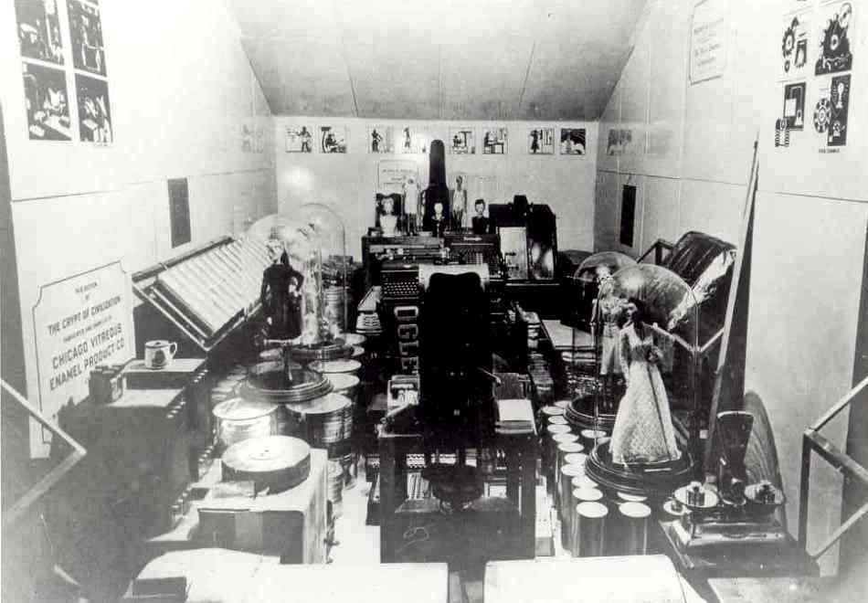 Interiorul Criptei Civilizaţiei, cu miile de obiecte ce creează o imagine a Terrei şi civilizaţiei umane în anii 1930.